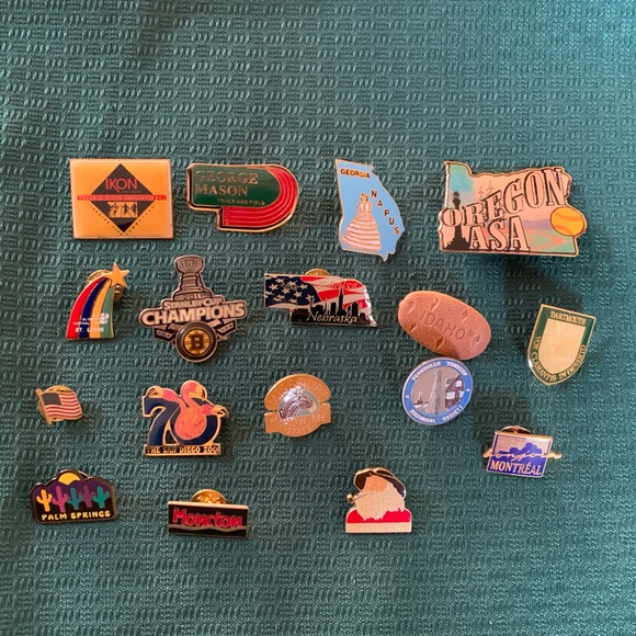 Mixed Lot of 17 Lapel Pin States, Hockey, Canadian Cities - Picture 3 of 8